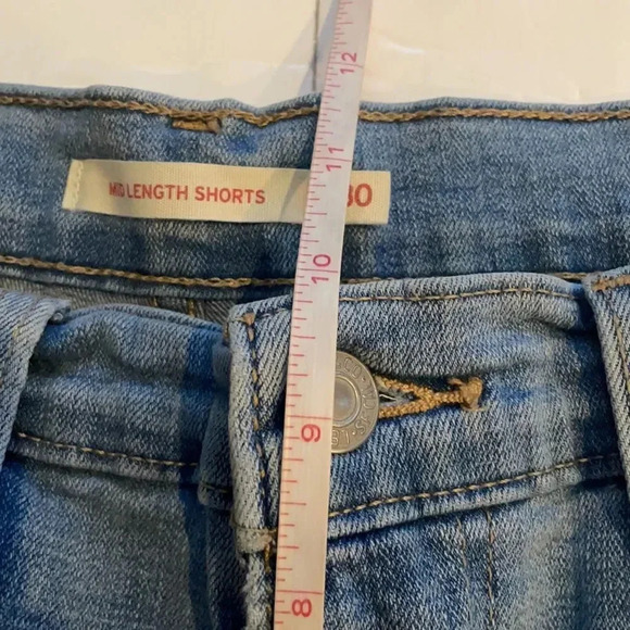Levi’s mid length jean shorts Cuffed Light to medium wash Women’s size 30 - Picture 9 of 12